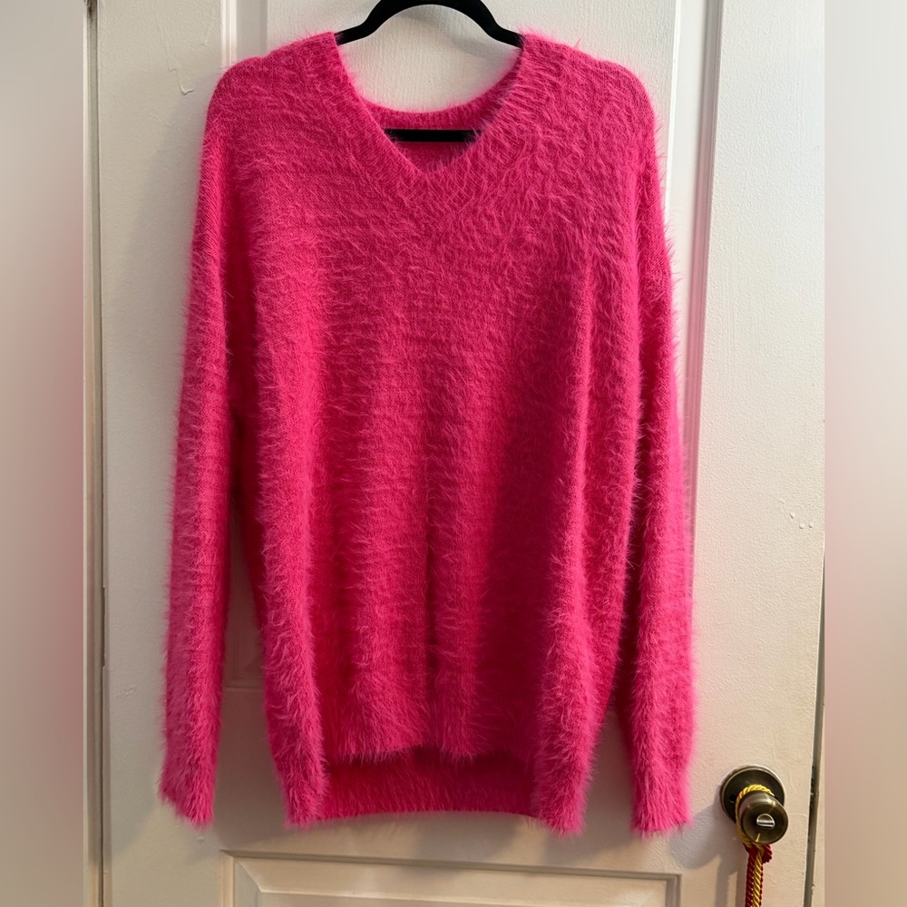 🌸🌸Super Soft Fuzzy Pink V-Neck Sweater. Size L